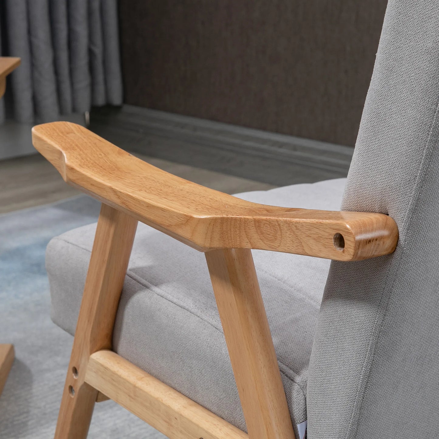 Krėslas skandinaviško dizaino, iki 120 kg, aksomo išvaizdos, medžio masyvo; 68 cm x 74 cm x 82 cm, natūralus + pilkas