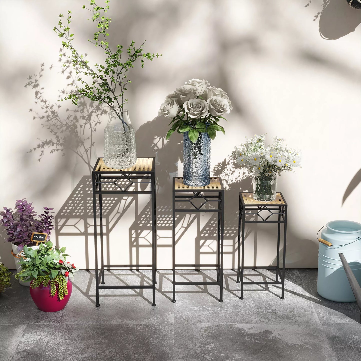 Gėlių stovas, 3 vnt. rinkinys, apvalus, sukraunamas, rotango išvaizdos, metalinės kojelės, vidui ir lauke, juoda/auksinė