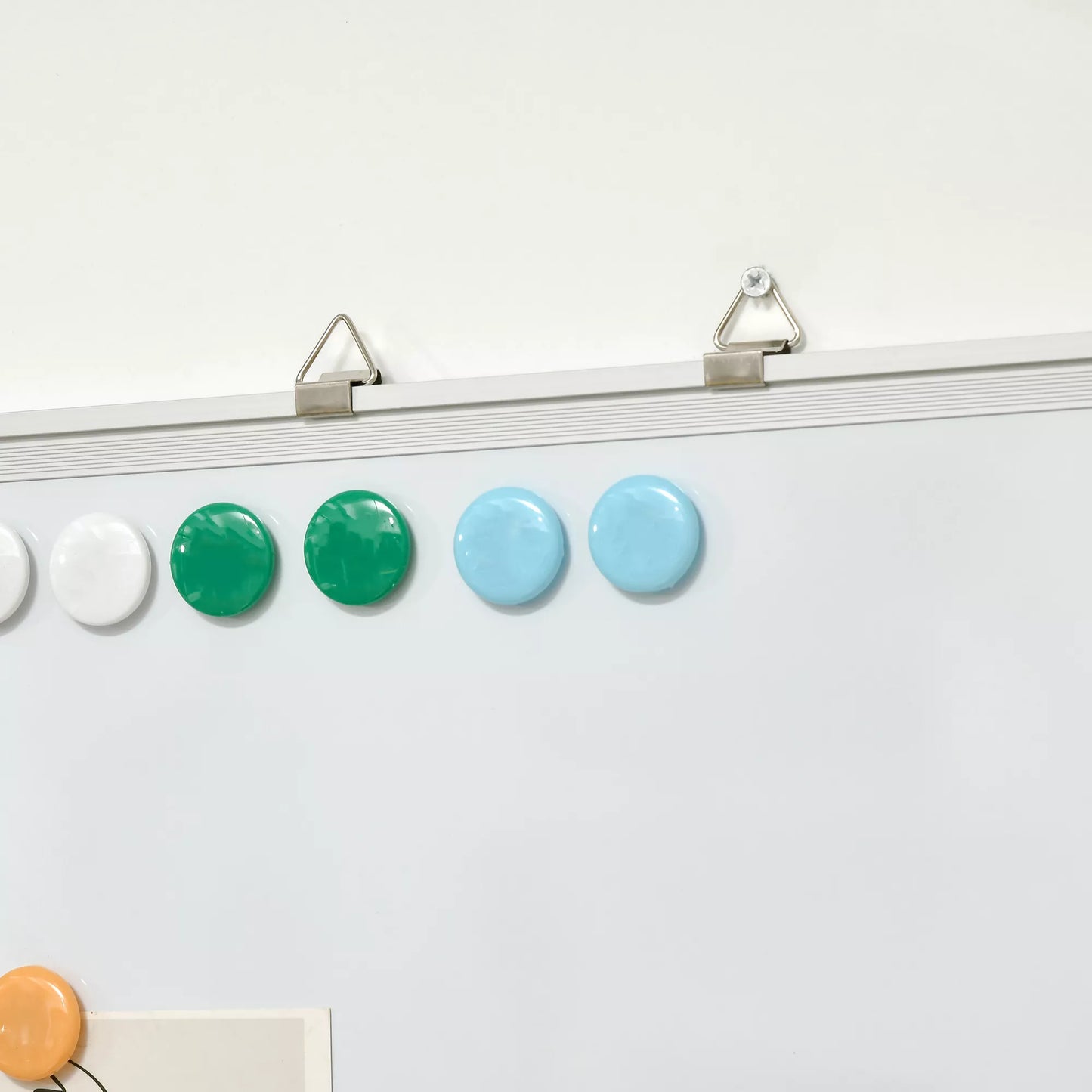 Balta lenta su magnetais, lengvai nuvaloma, su 4 žymekliais, 10 magnetais, 1 trintuku, 60 x 1,8 x 45 cm