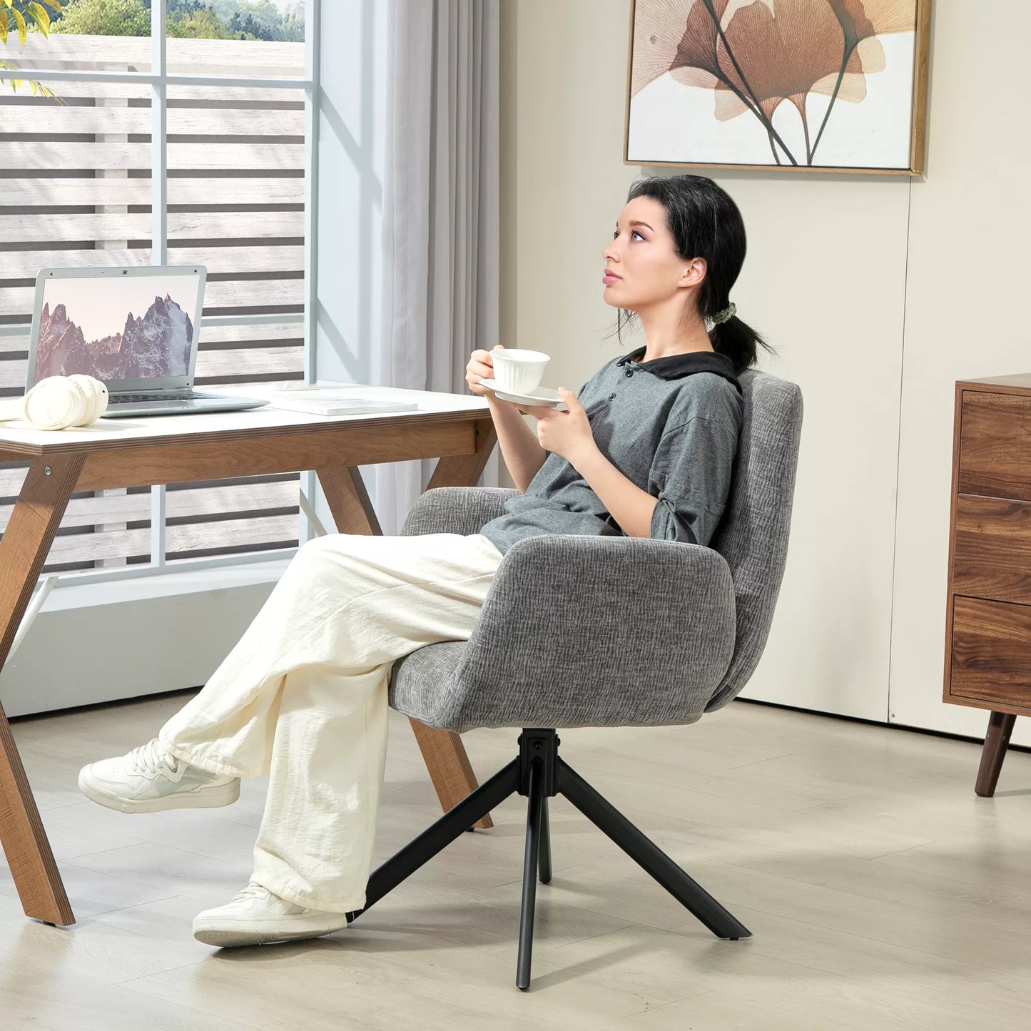 Tamsiai pilkas, modernaus dizaino, sukamasis akcentinis fotelis, iki 120 kg svorio