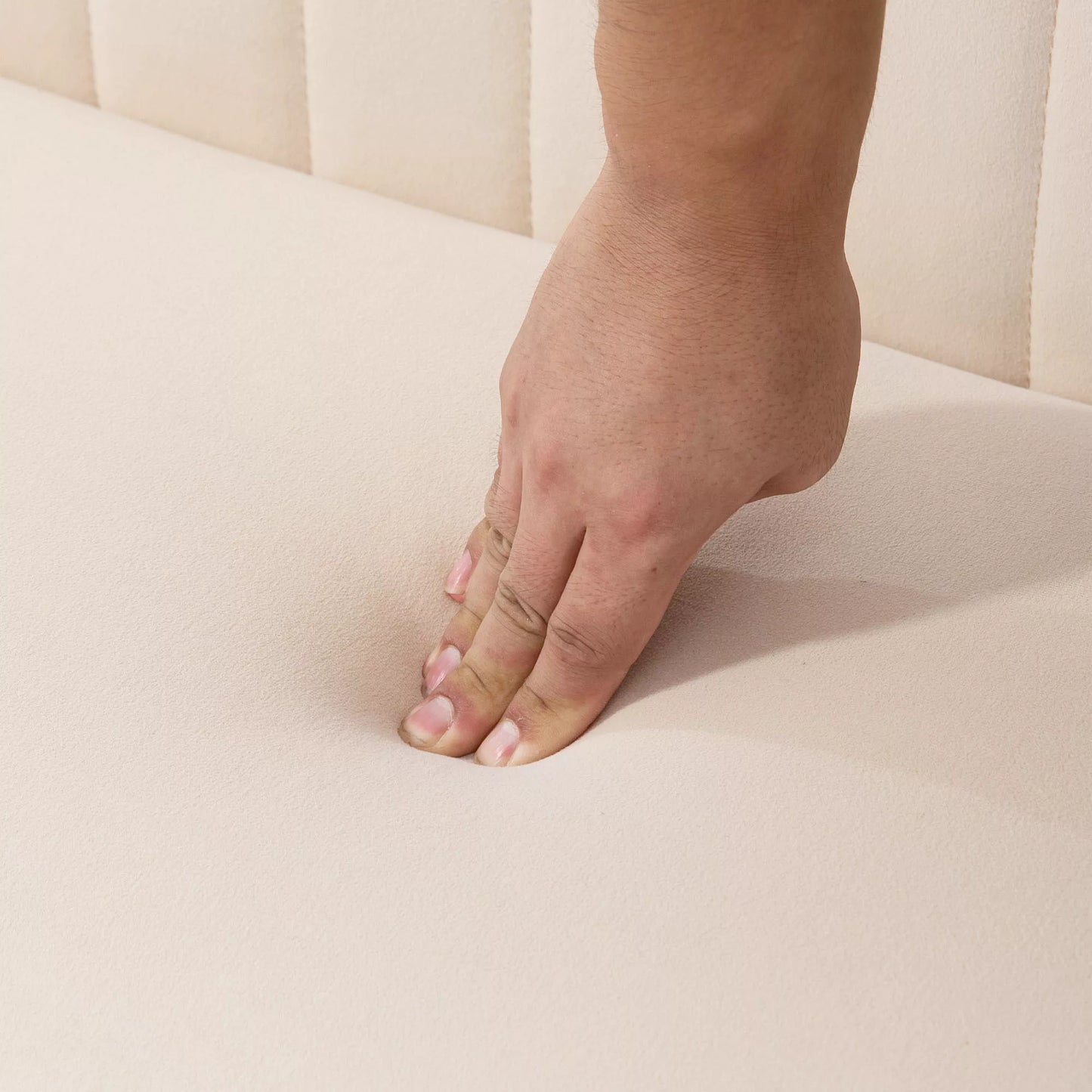 Sofa retro dizaino, 2 vietų sofa, medinės kojelės, 117 cm x 56,5 cm x 77 cm, kreminės baltos spalvos