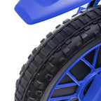 Mėlyno vaikų motociklo rato detalė iš arti