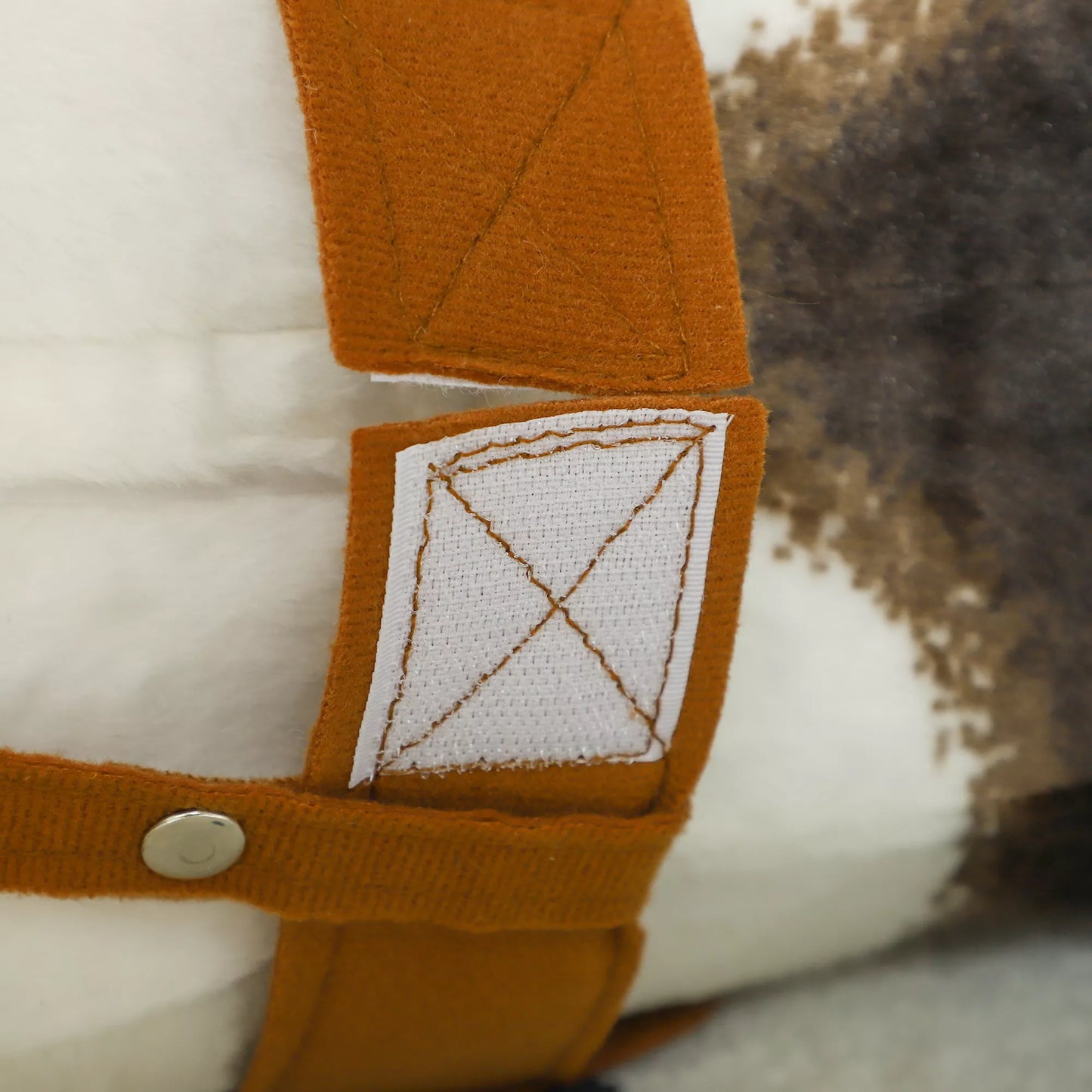 Sūpynės su garso efektais, minkšta oda, skirtos 3–8 metų vaikams, 85 x 28 x 60 cm, rudos/kreminės spalvos