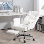 Balta ergonominit biuro kėdė prie balto darbo stalo su monitoriumi šviesiame kambaryje