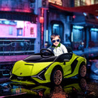 Berniukas sėdi žaliame vaikų Lamborghini automobilyje