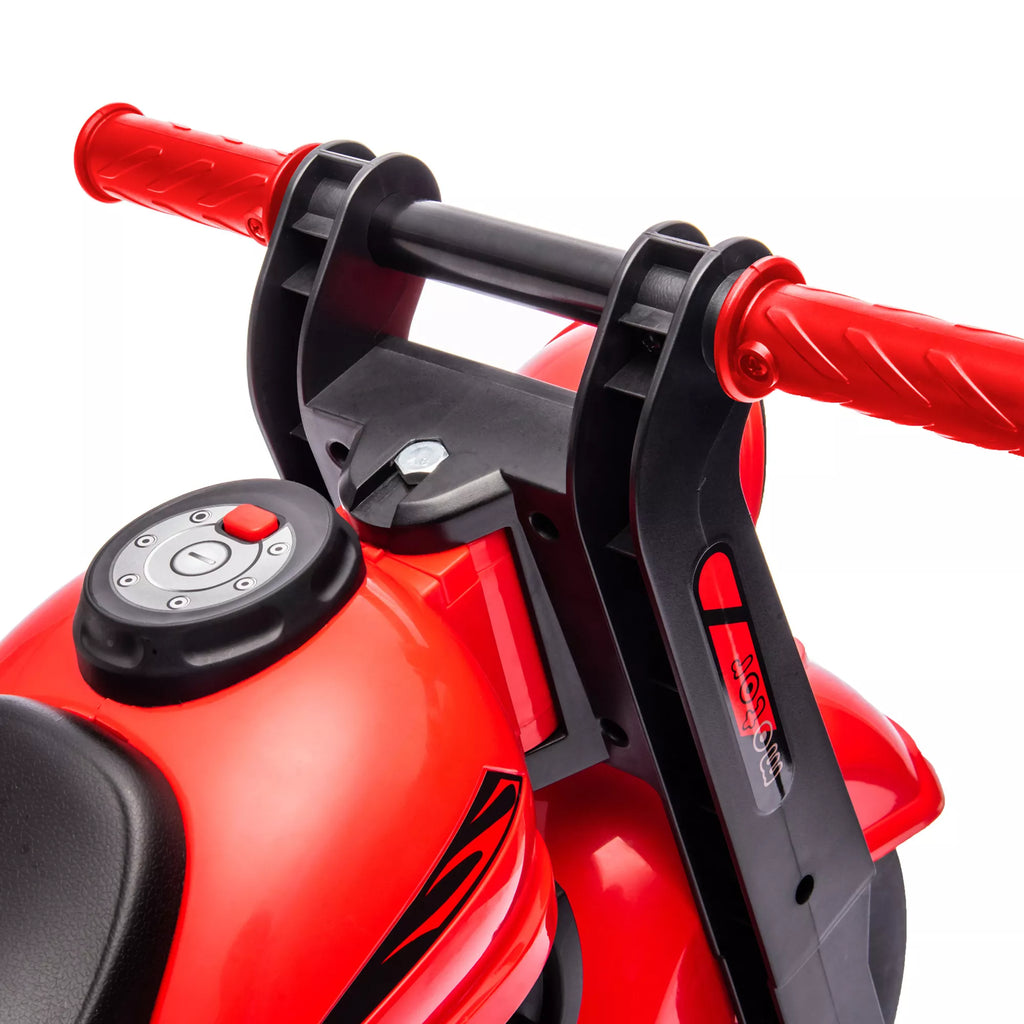 Raudono triratyi motociklo priekinė žibintų ir valdymo plokštės detalė stambiu planu