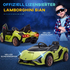 Berniukas prie žalio vaikų Lamborghini su įjungtais žibintais