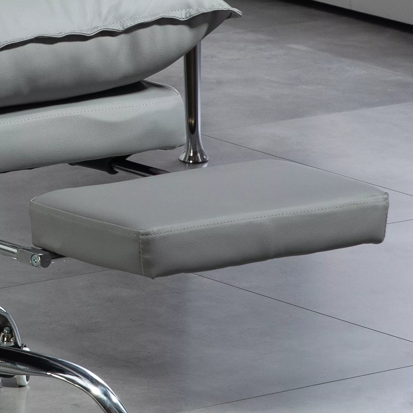 Ergonomiška biuro kėdė, reguliuojamas sėdynės aukštis, pakreipiamas atlošas, dirbtinė oda, šviesiai pilka