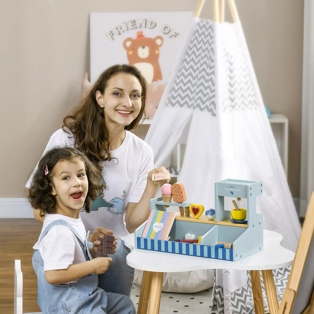 Mama su vaiku žaiždia su žaisline ledaine