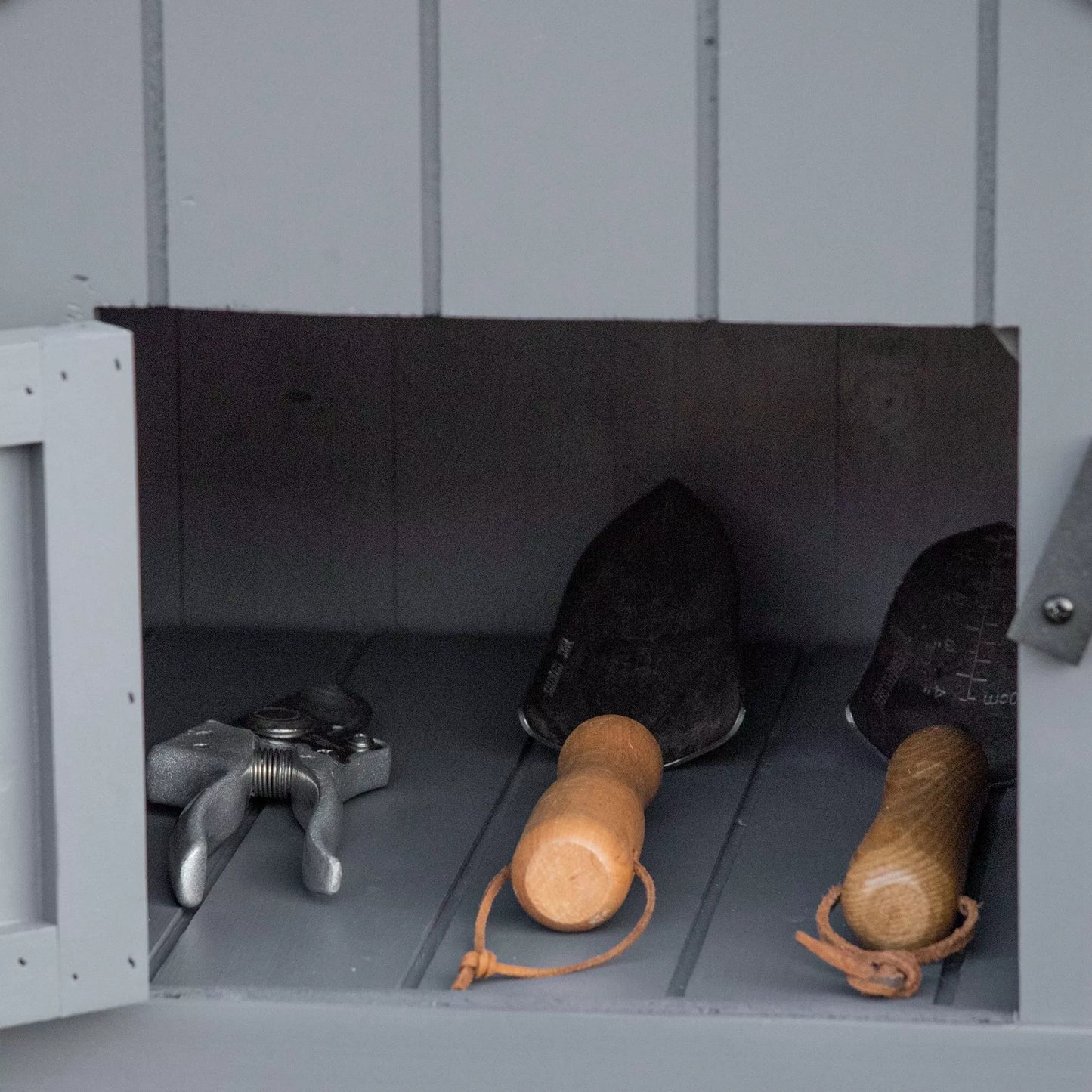 Sodo spinta, atvira malkinė, užrakinamos durys, atspari oro sąlygoms, natūralaus medžio apdaila, 129 x 51,5 x 180cm, pilka+juoda