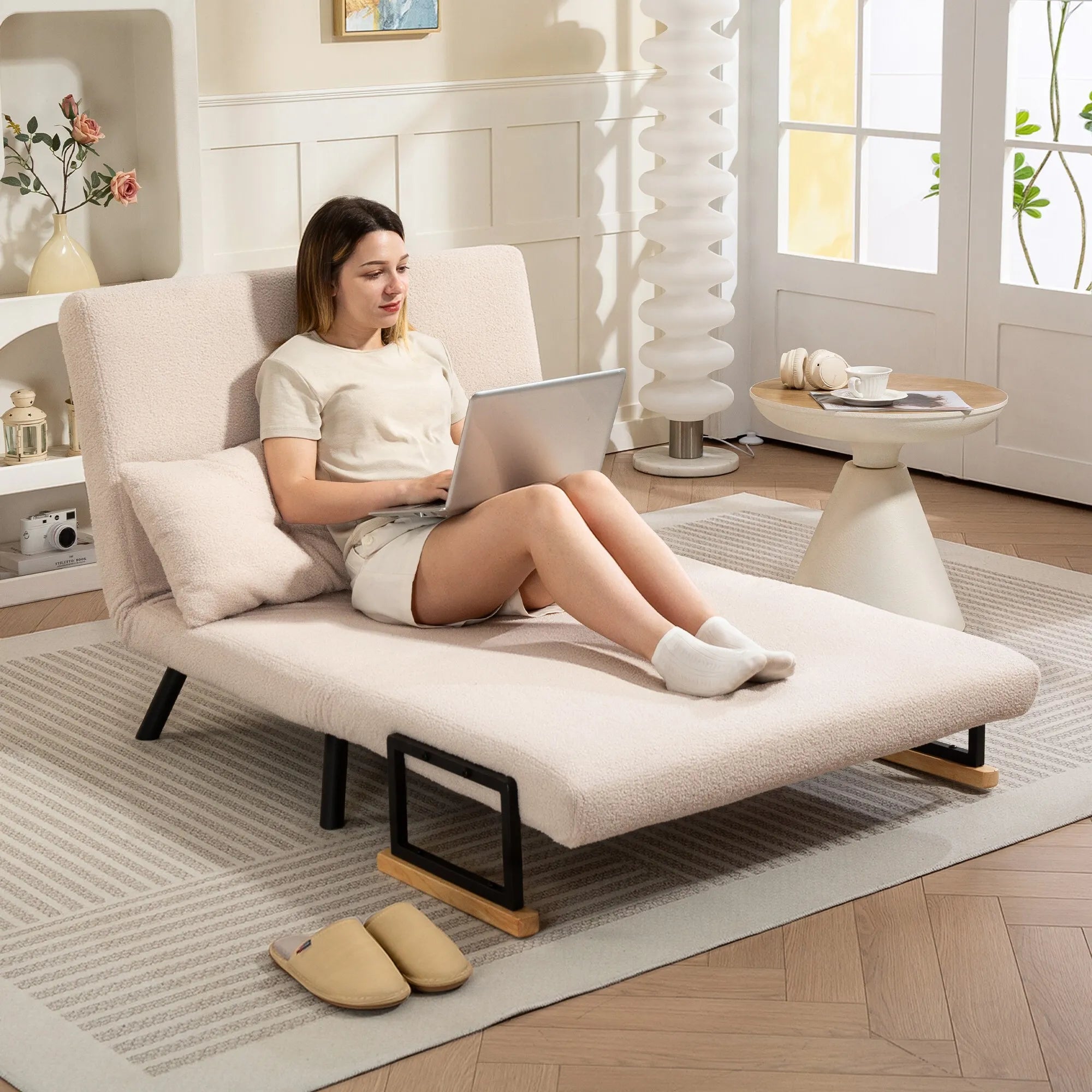 Išskleidžiama sofa-lova, reguliuojama, smėlio spalvos