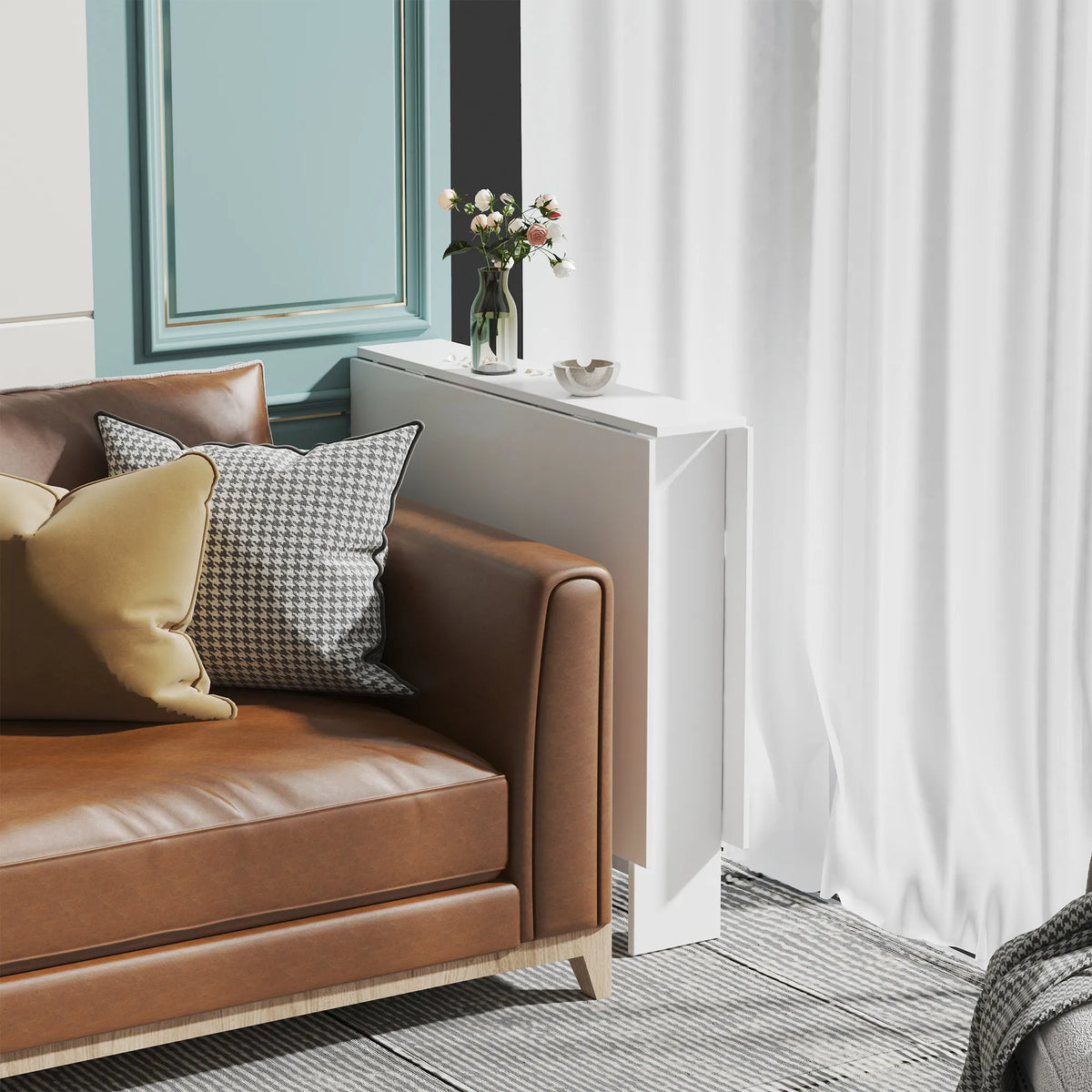 Sulankstytas stalas prie sofos su pagalvėlėmis naudojamas kaip staliukas