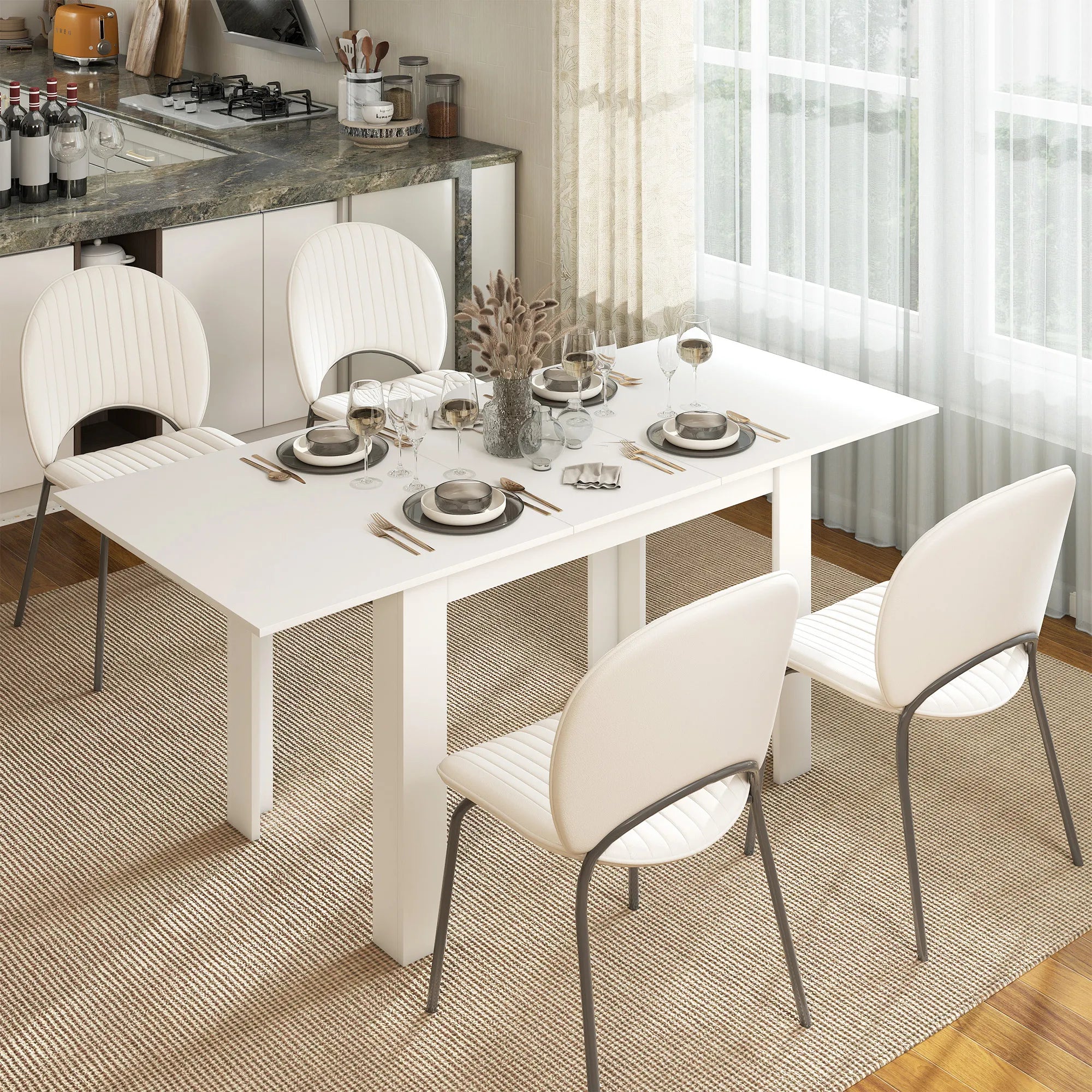 Serviruotas stalas virtuvėje su keturiomis šviesiomis kėdėmis