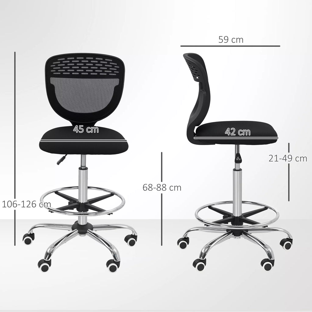 Infografika su juodos biuro kėdės matmenimis: 59 cm plotis, 106–126 cm aukštis