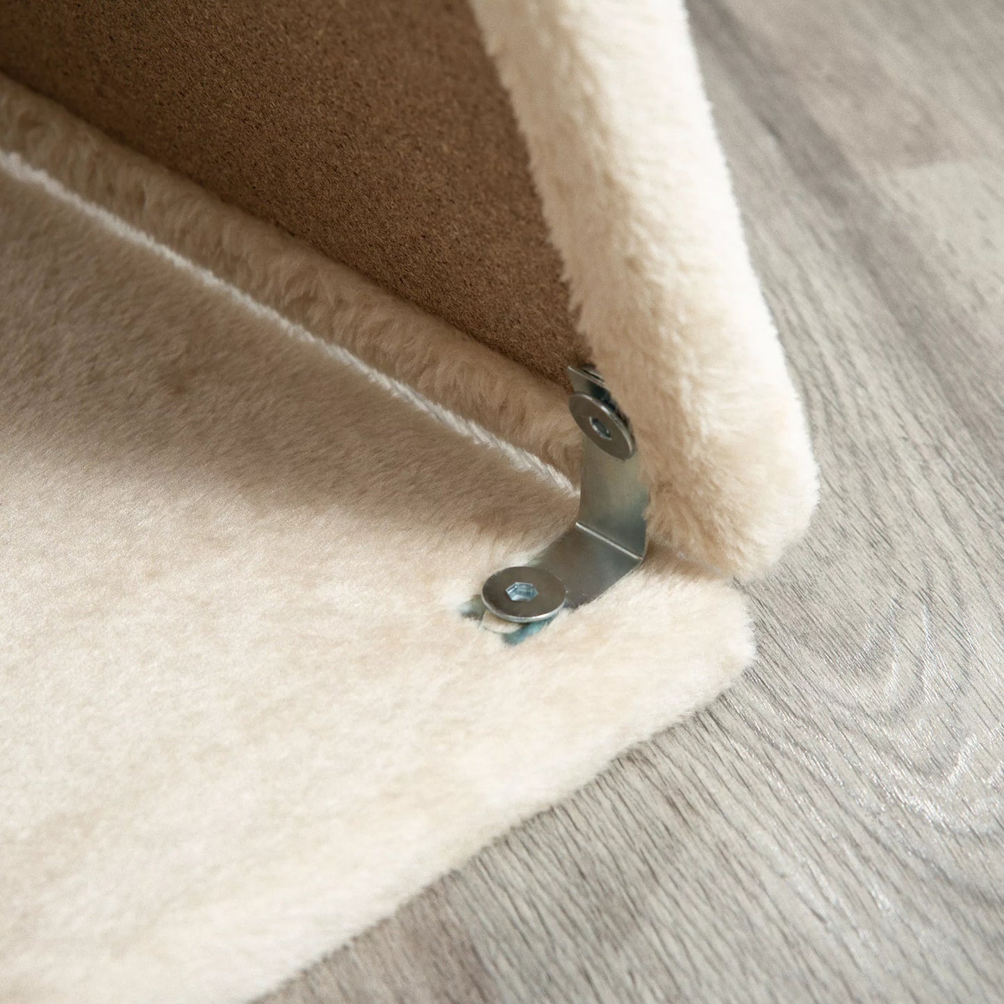 Kačių draskyklė-namelis, su žaislu ir kačių guoliu, 60 cm x 30 cm x 76 cm, kremas + natūralios spalvos