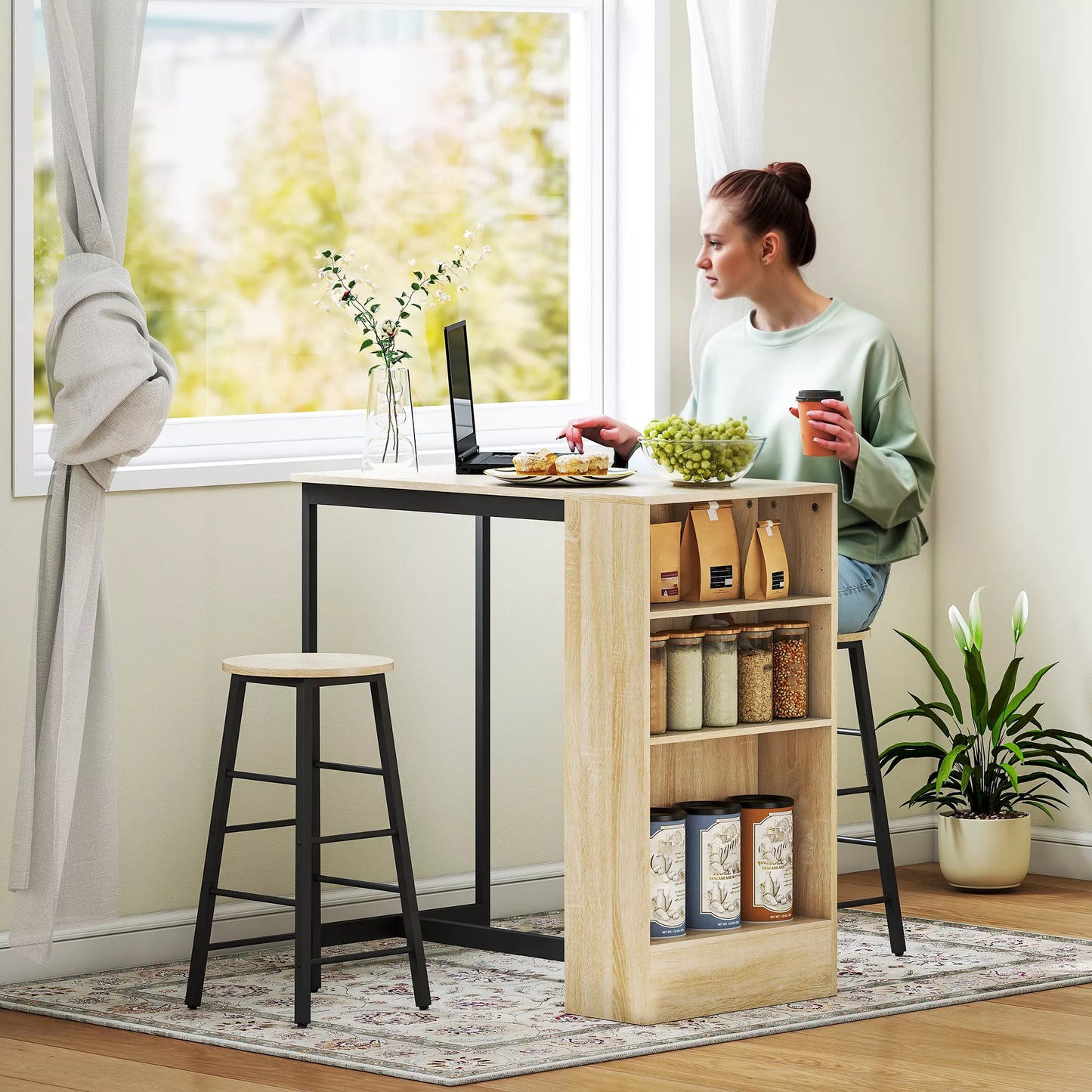 3 dalių baro stalo komplektas, 1 baras, 2 kėdės, su laikymo vieta ir kojų atramomis, taupantis vietą, šviesiai rudas+juodas