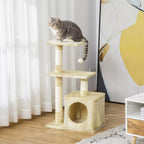Smėlio spalvos katės medis kambaryje, dryžuota katė ant viršaus