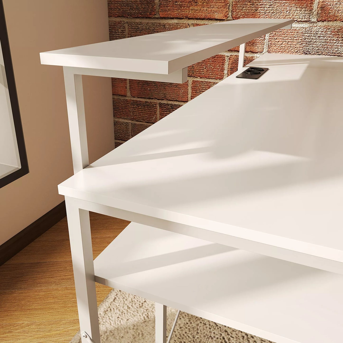 L formos kampinis stalas su įkrovimo stotele, monitoriaus laikikliu ir lentynomis, skirtas namų biurui, baltas