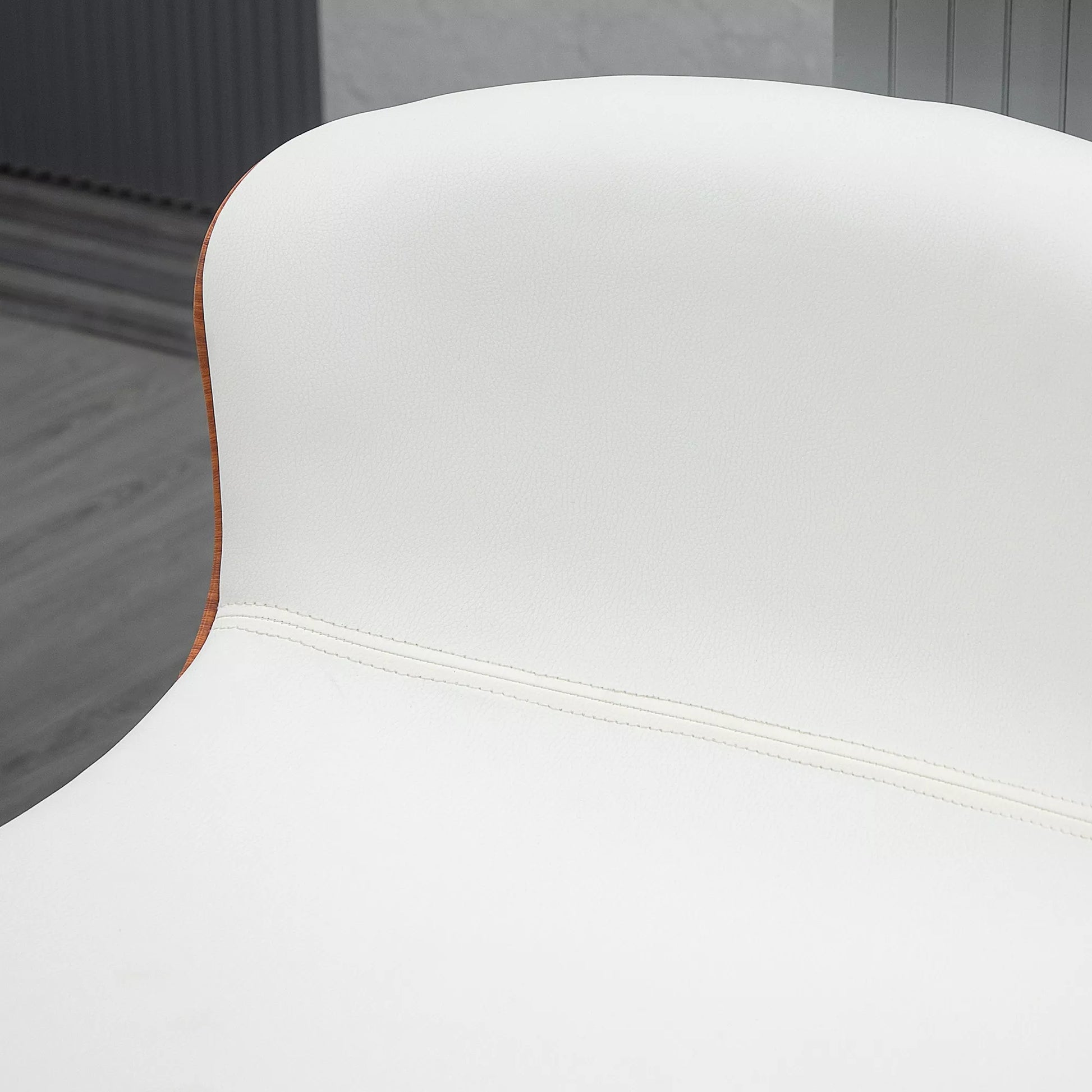 2 vnt. baro kėdžių rinkinys, reguliuojamo aukščio, metalinis rėmas, sukiojama sėdimoji dalis, kreminė balta spalva