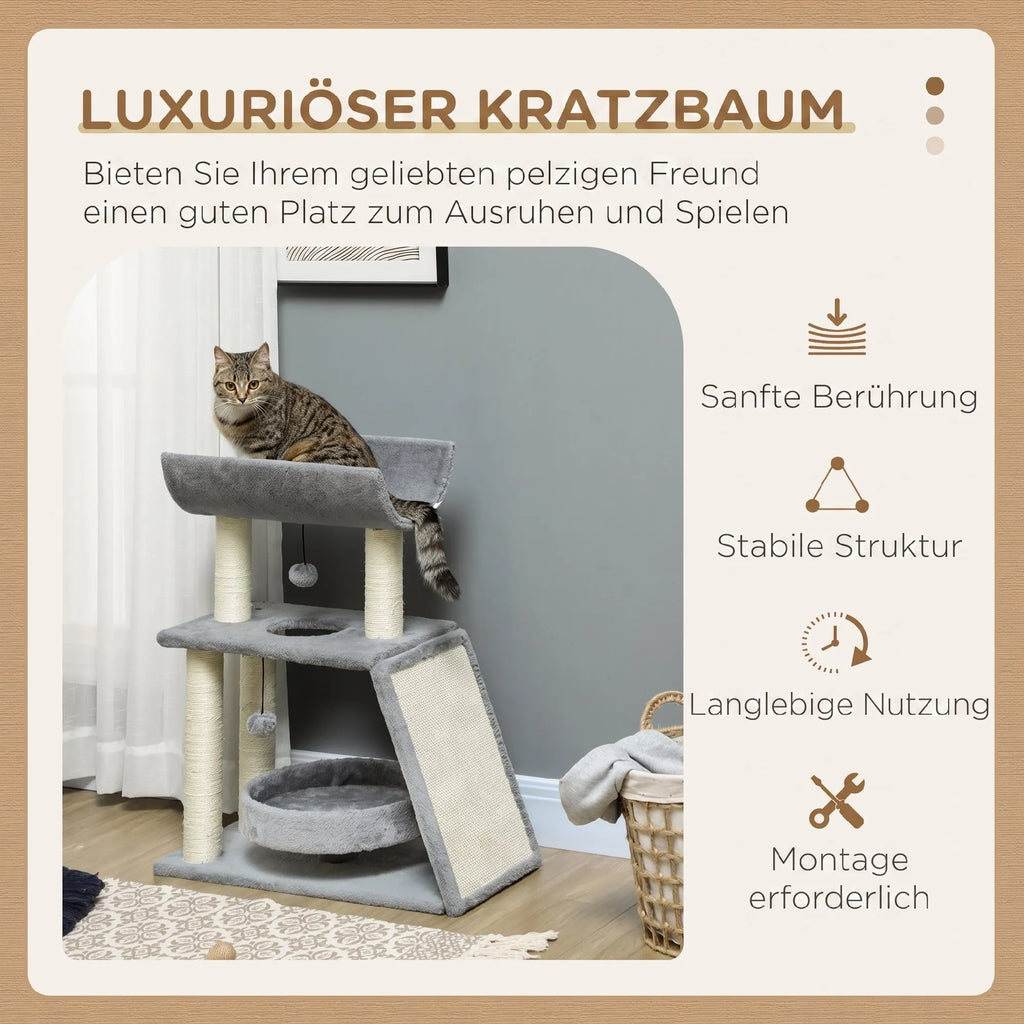 Katė guli ant sizalio dengtos draskyklės platformos tarp žaislų