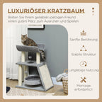 Katė guli ant sizalio dengtos draskyklės platformos tarp žaislų