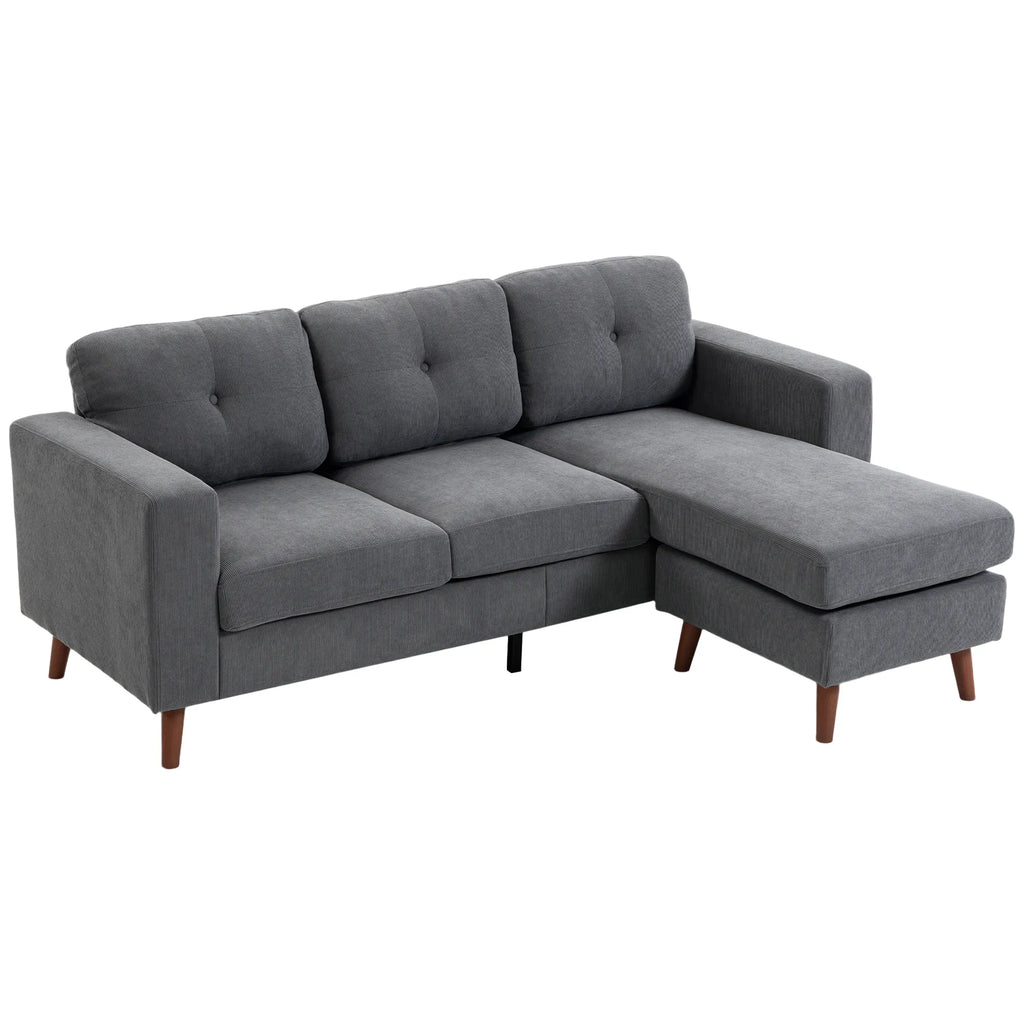 Pilka kampinė sofa su gultu dešinėje, dygsniuotu atlošu ir medinėmis kojelėmis