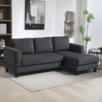 Kampinė sofa svetainėje šalia lentynos su knygomis