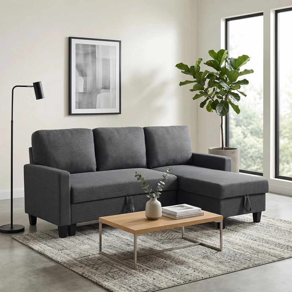 Sofa pastatyta jaukioje svetainėje šalia kavos staliuko ir vazono
