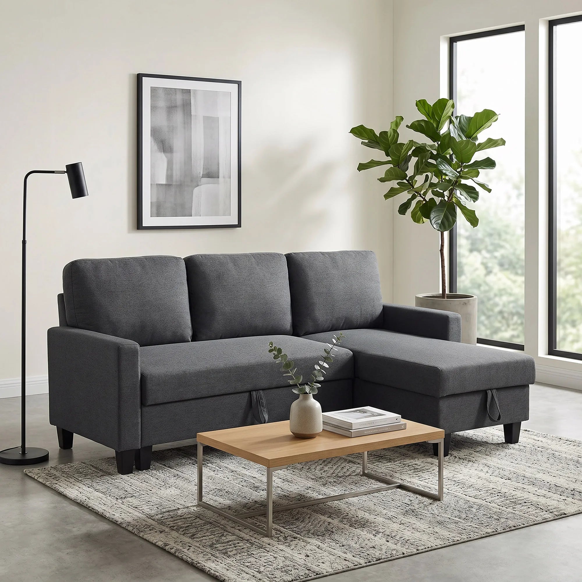 Sofa pastatyta jaukioje svetainėje šalia kavos staliuko ir vazono