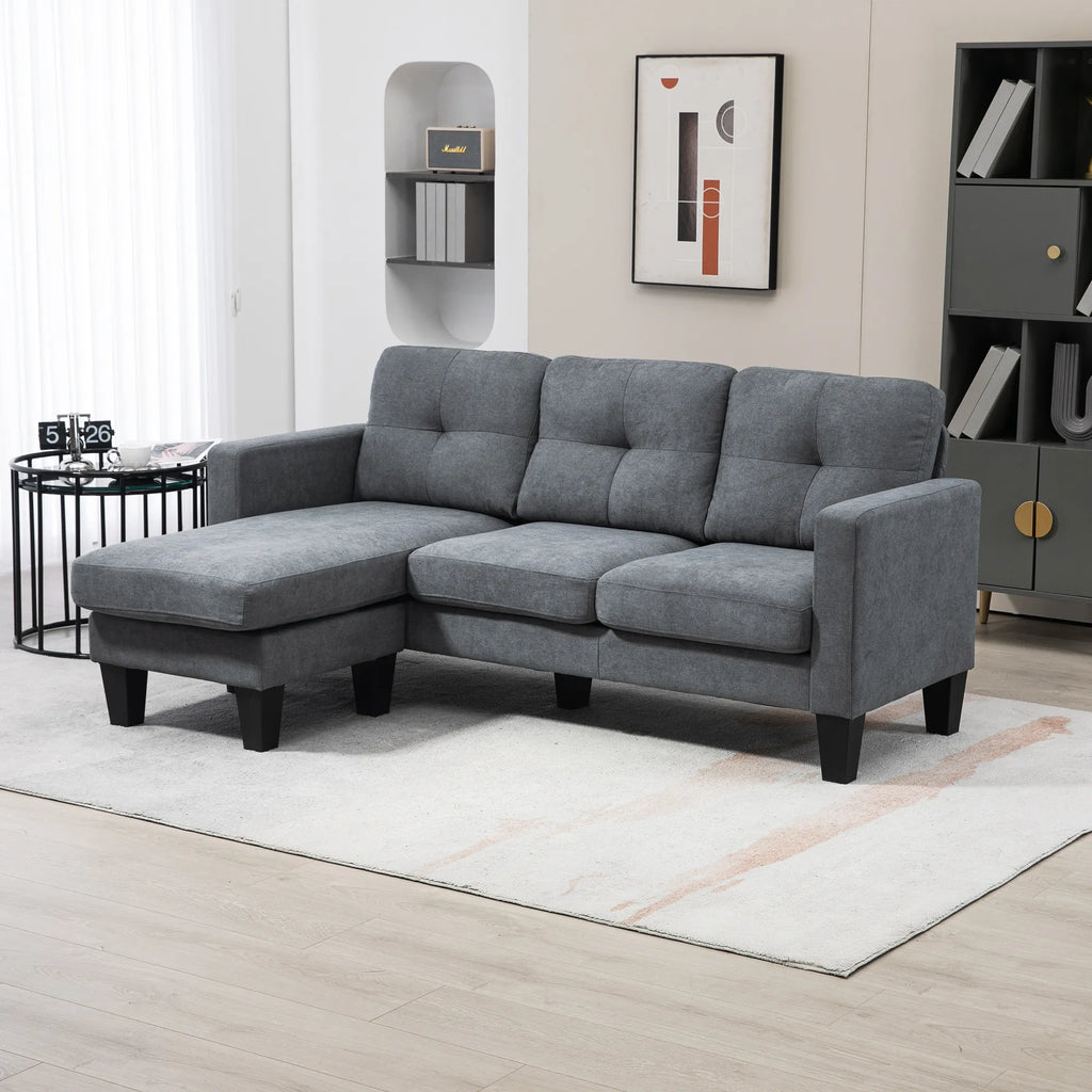 Kitame interjere pastatyta pilka kampinė sofa su šezlongu kairėje pusėje