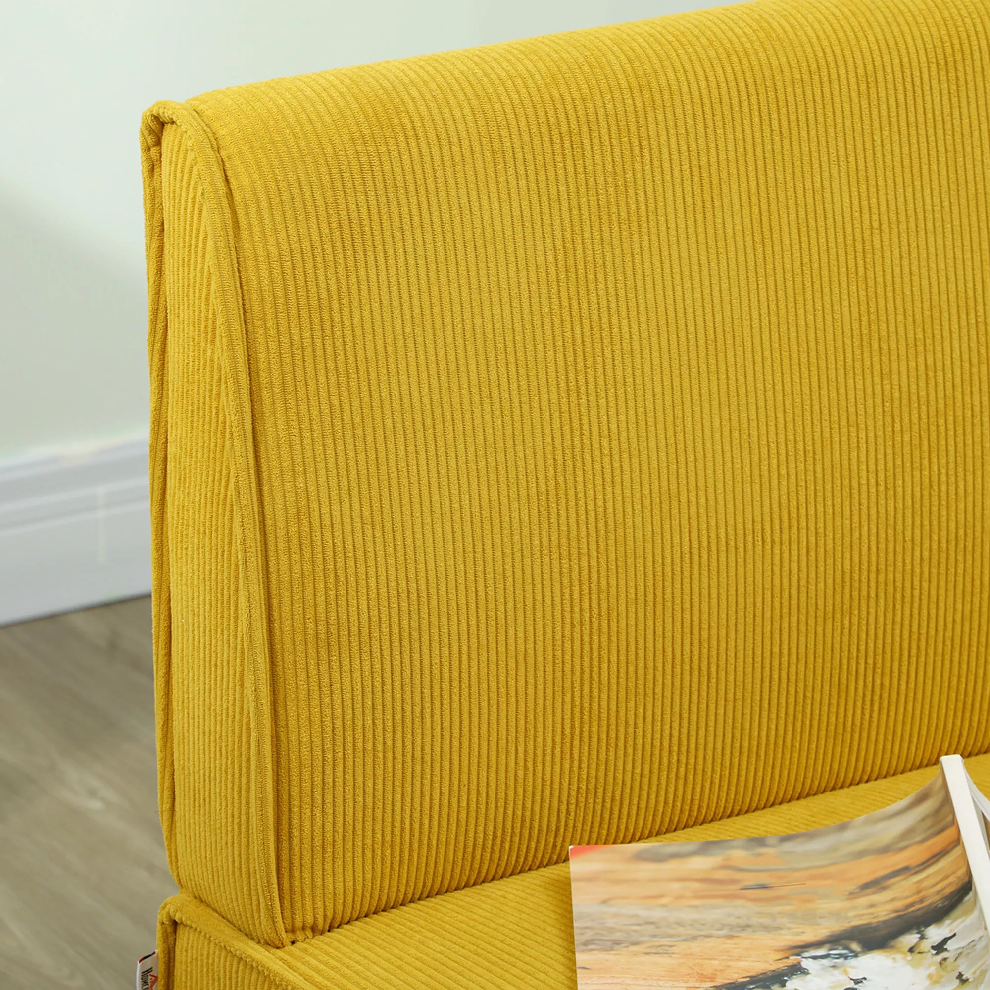 Dvivietė sofa su velveto apmušalu, storu paminkštinimu ir tvirtais mediniais kojomis, skirta svetainei, miegamajam, biurui, geltonos spalvos.