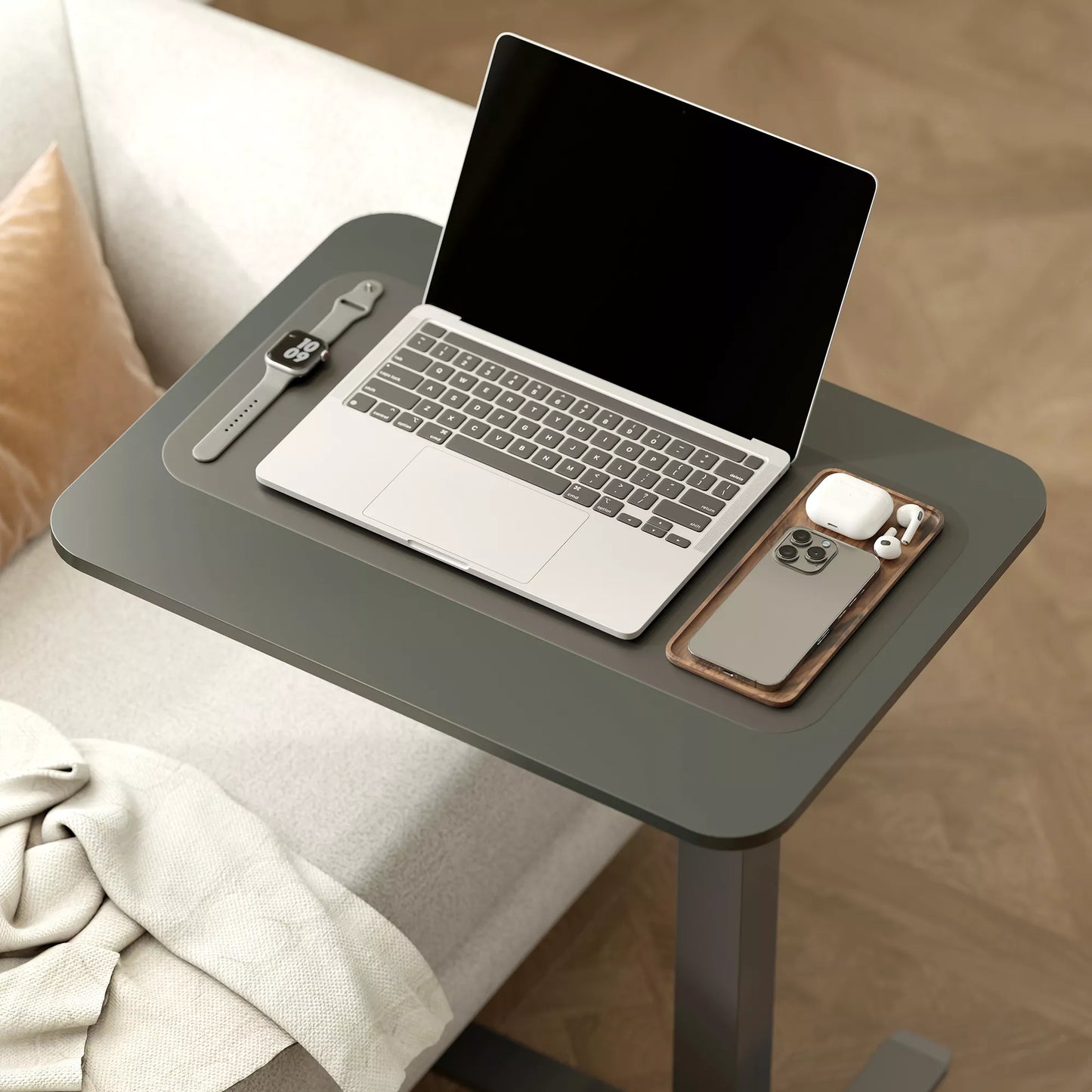 Reguliuojamo aukščio stovimas stalas su 4 ratukais C formos 65 cm x 48 cm x 70–110 cm  Juodas