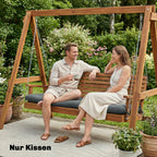 Pora bendrauja sėdėdama ant sūpynių suoliuko su tamsiai pilka pagalve