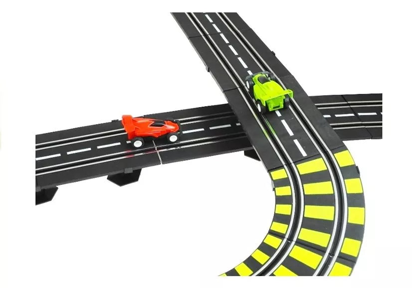 Trasos sankirta, kurioje žalias automobiliukas kerta raudono trasą stačiu kampu