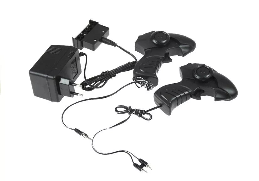 Du rankiniai valdymo pultai ir maitinimo adapteris su laidais baltame fone