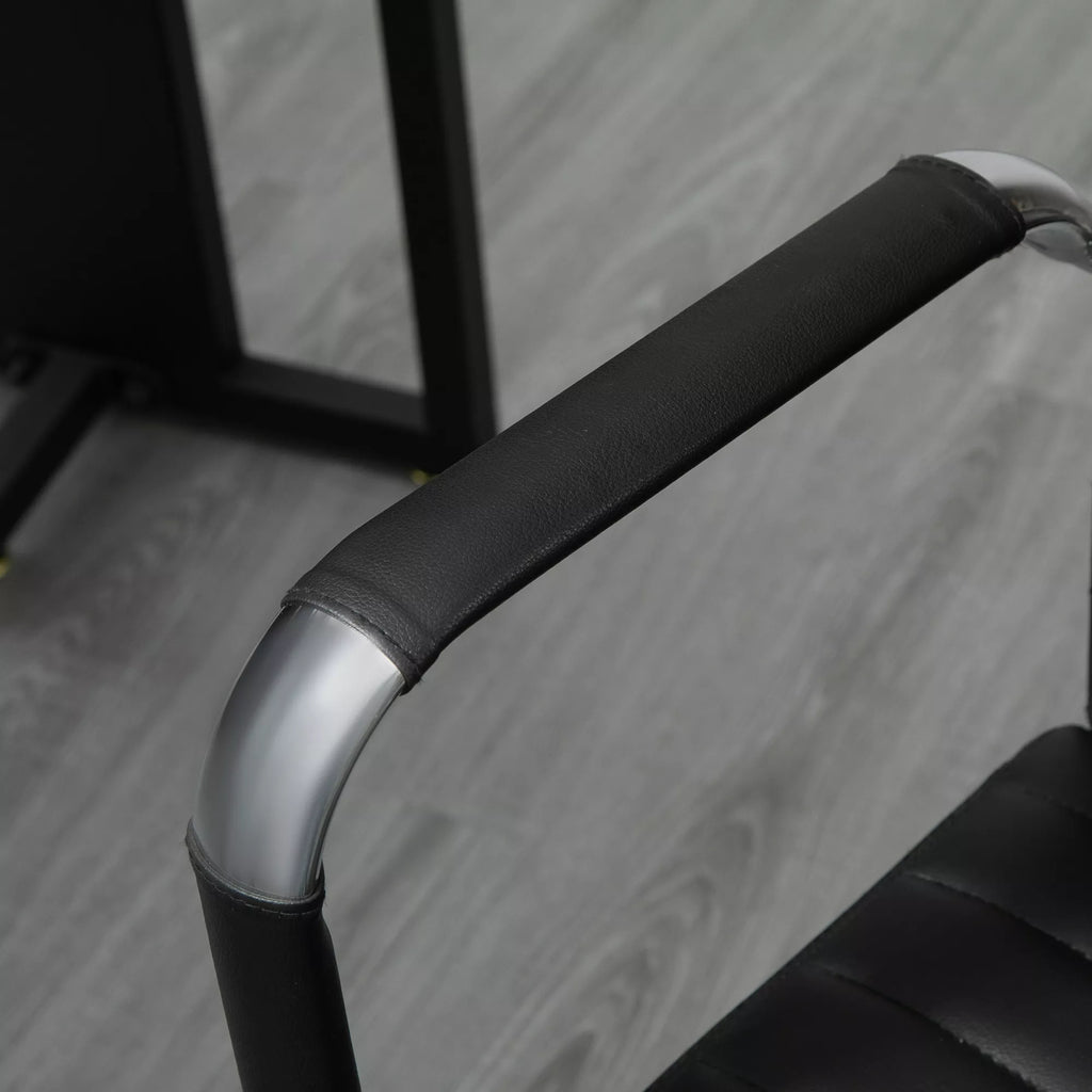 Juodos kėdės ranktūrėlis ir chrominios kojos susikirtimo vieta, detalė