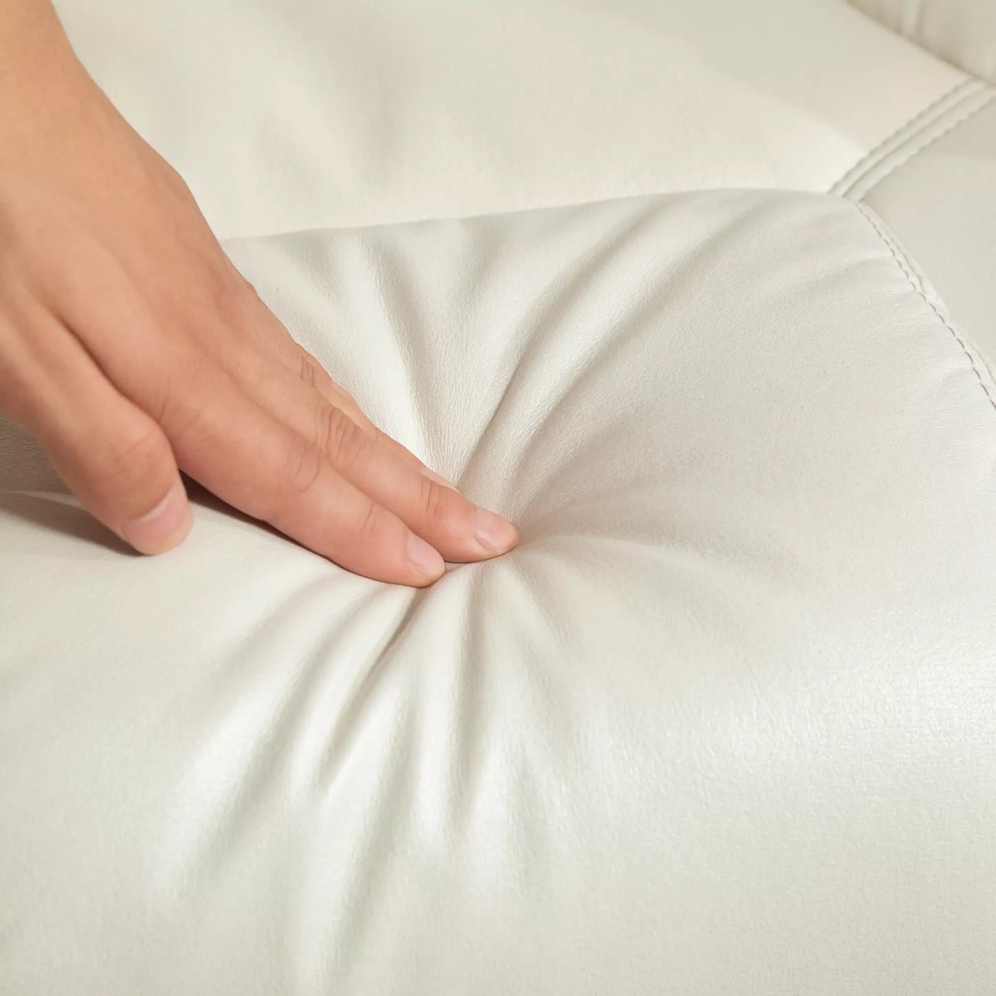 Relaksinis krėslas su pakoja, odos imitacijos, atlošiama nugarėle, iki 150 kg, kreminės baltos spalvos