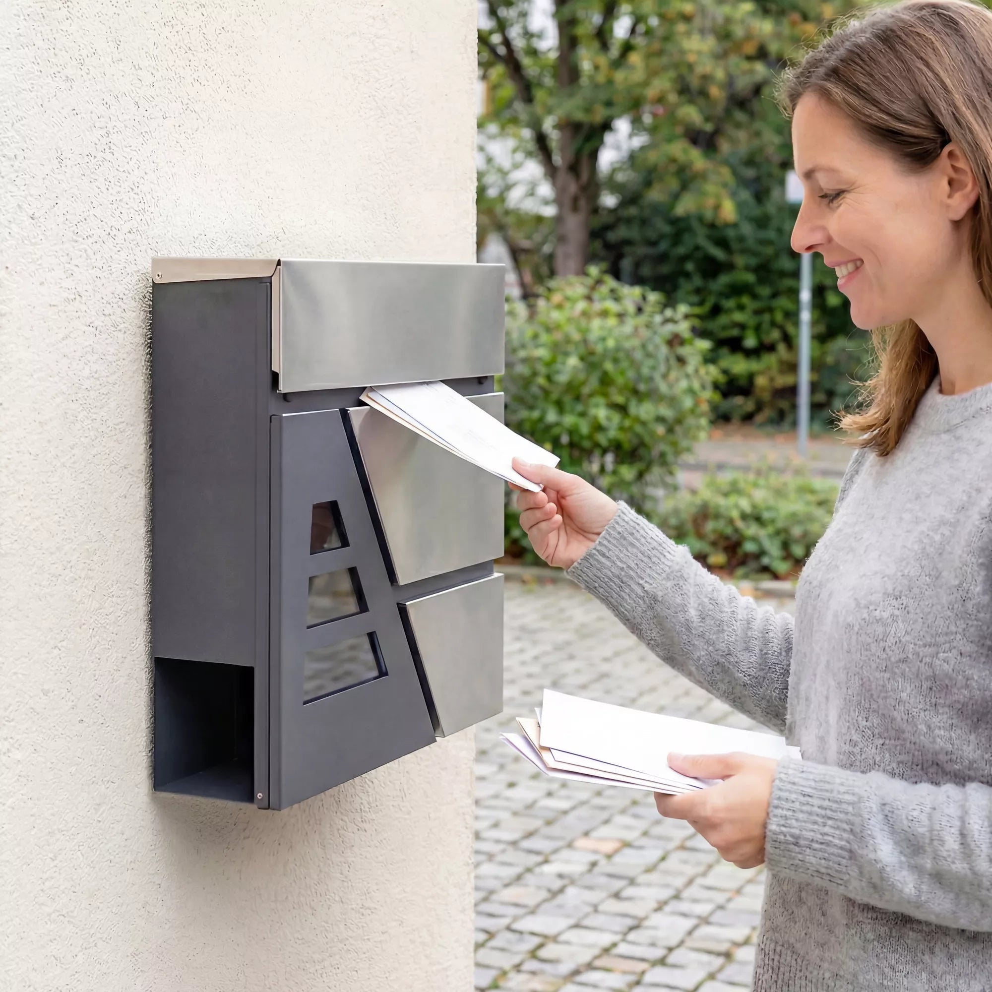 Pašto dėžutė, montuojama ant sienos, atspari atmosferos poveikiui, su laikraštų laikikliu ir 2 raktais, skirta montuoti ant išorinės sienos, tamsiai pilkos spalvos