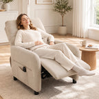 Moteris miega atsilošusi masažiniame fotelyje jaukiame svetainės kambaryje