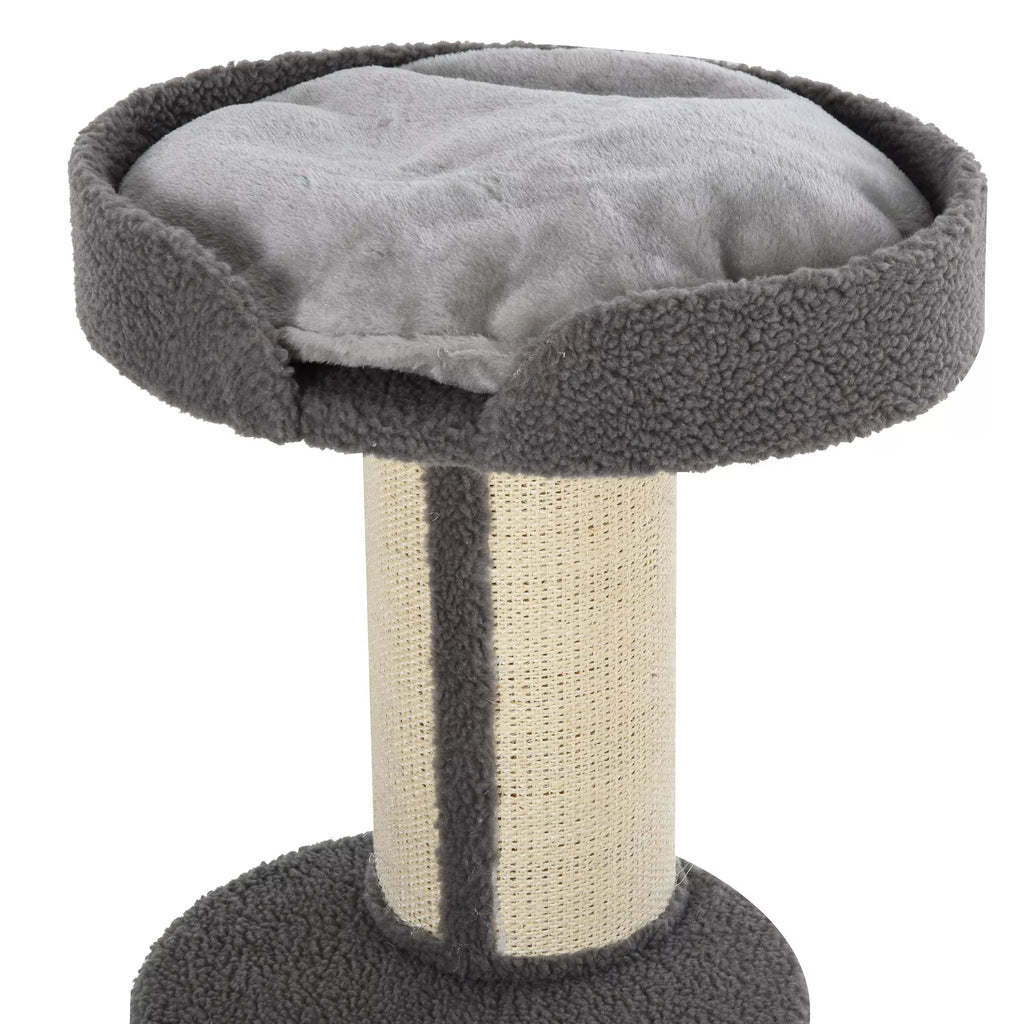 Pilko katės bokšto viršutinė platforma su pagalvėle iš arti
