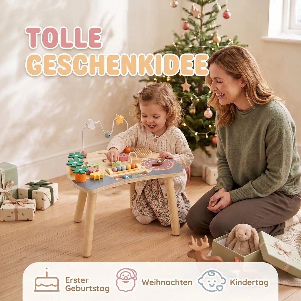 Mama su dukra žaidžia staliuku prie Kalėdų eglutės