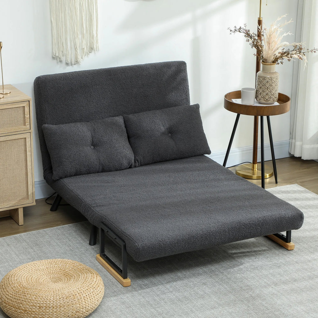 Tuščia sulankstyta sofa lova svetainėje šalia stalelio su gėlėmis