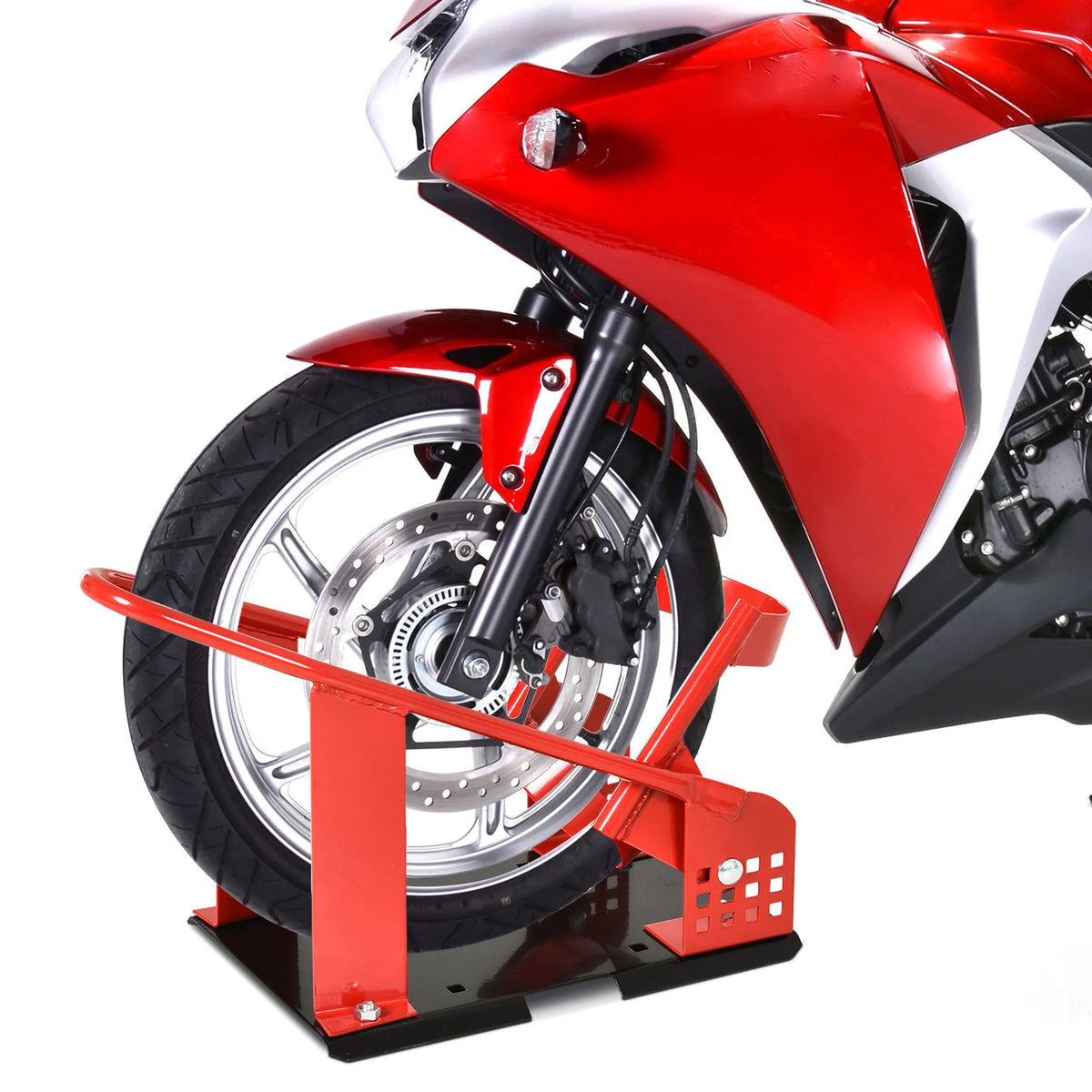 Raudono motociklo priekinis ratas įstatytas į metalinį stovą