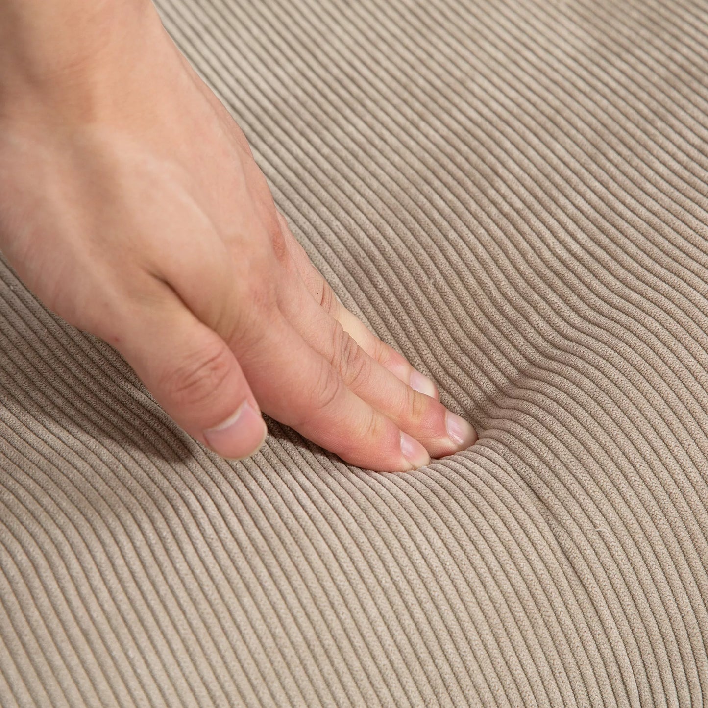 Akcentinis fotelis su pakoja, poilsio krėslas su "kordo" išvaizda, porankinis krėslas su medinėmis kojelėmis, svetainei, šviesiai rudas