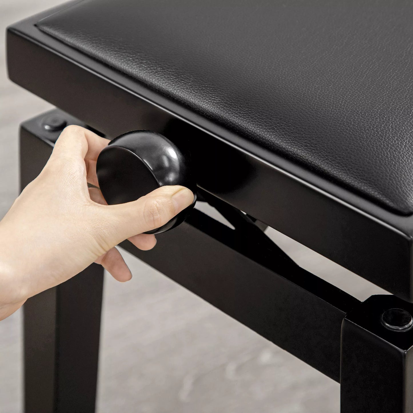 Reguliuojamo aukščio pianino suolas, elegantiškos blizgios apdailos, dirbtinė oda + kaučiukmedžio mediena, juodas, 63 x 33 x 56 cm