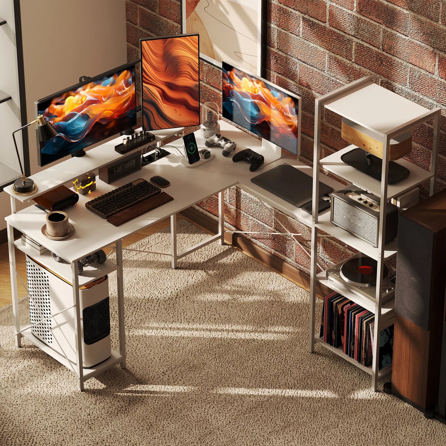 L formos kampinis stalas su įkrovimo stotele, monitoriaus laikikliu ir lentynomis, skirtas namų biurui, baltas