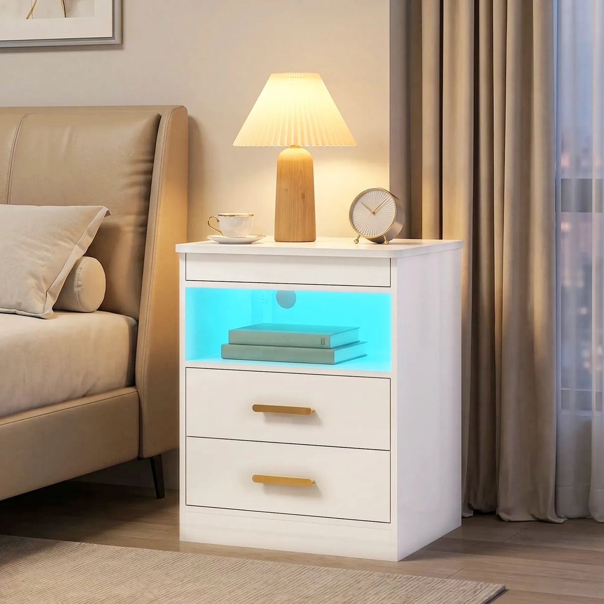 Naktinis staliukas su įkrovimo stotele ir RGB LED apšvietimu, baltas blizgus