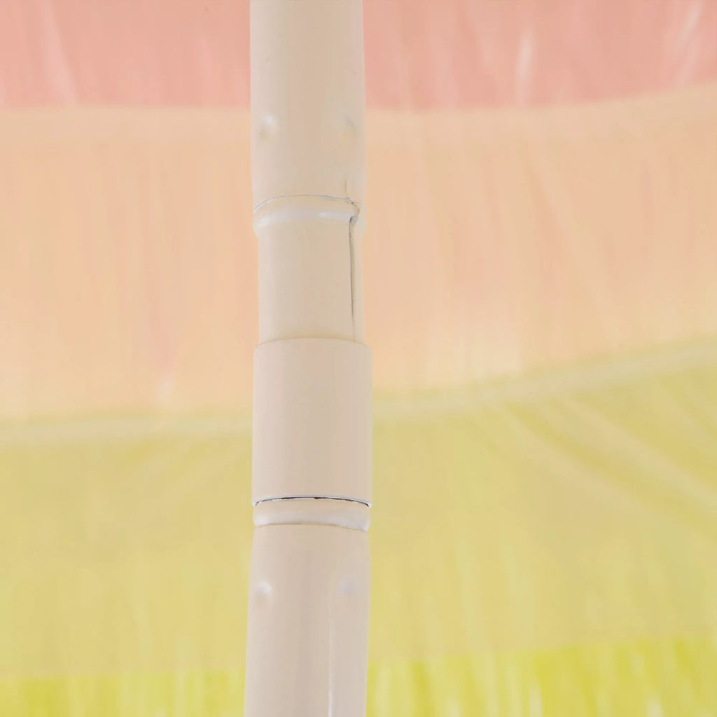 Havajų skėčio balto plastikinio stiebu jungimo ir aukscio reguliavimo detalė iš arti