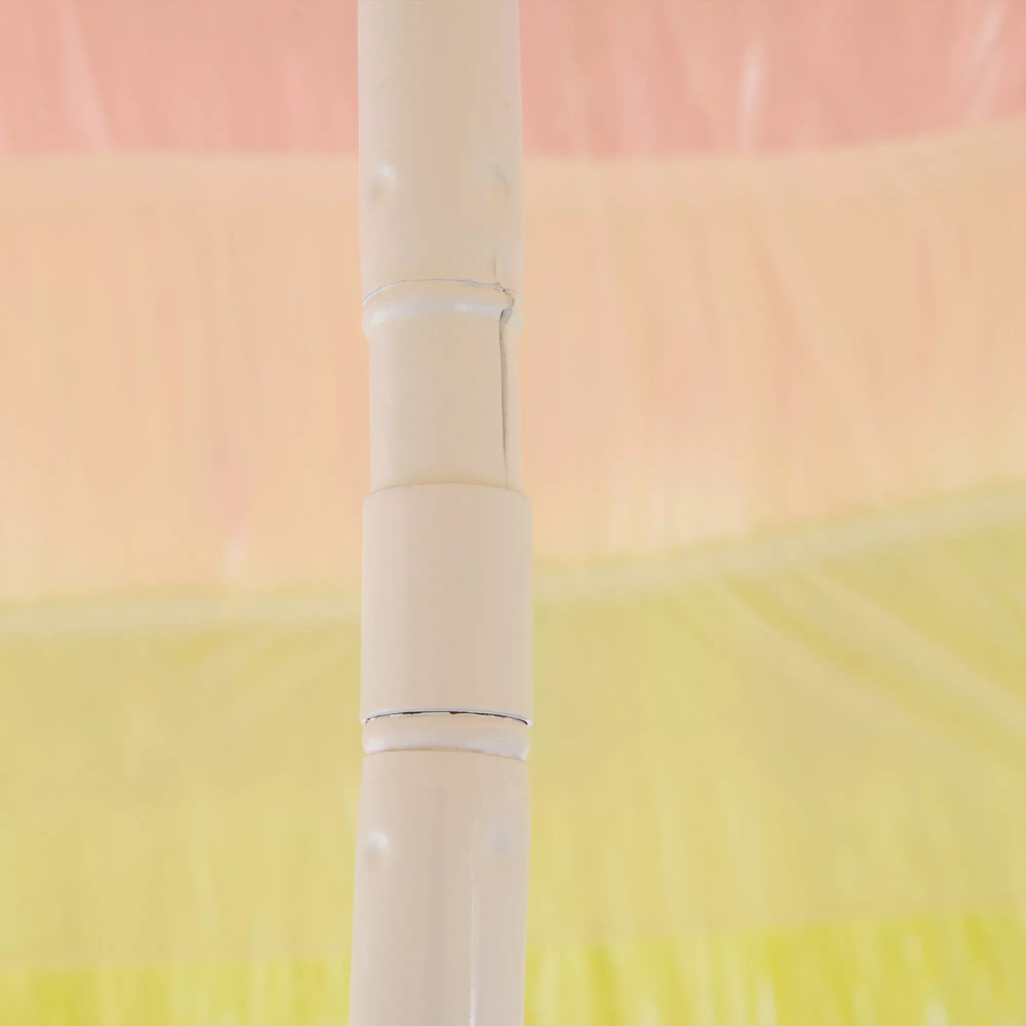Havajų skėčio balto plastikinio stiebu jungimo ir aukscio reguliavimo detalė iš arti