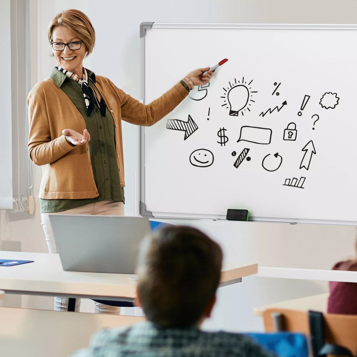 Baltas rašomasis lenta, 120 x 90 cm, magnetinis, pasukamas, mobilus, su žymekliu ir kempinėle, metalinis stovas, balta